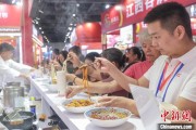 万年黄历“嗦粉”经济火热 中国多地“食力”出圈